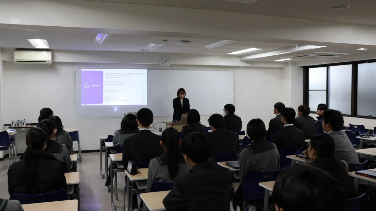 女性講師が学生にプレゼンテーションを行う様子