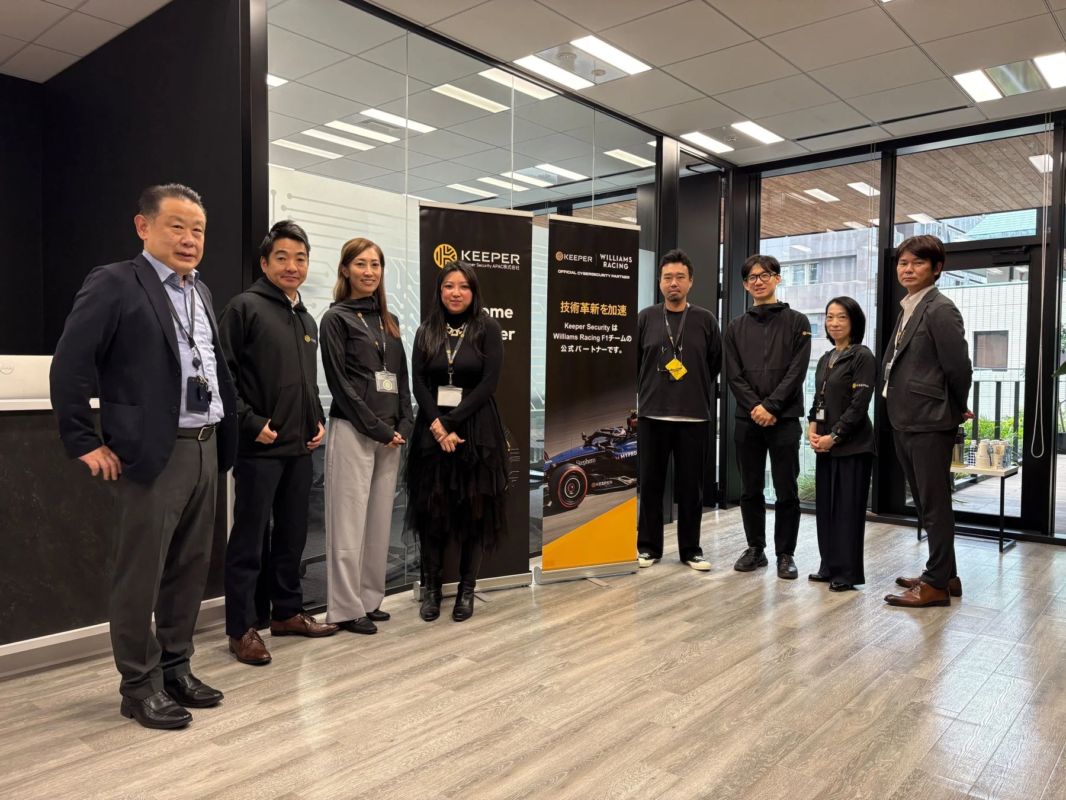 Keeper SecurityとWilliams Racing F1チームの公式パートナーシップを示す集合写真