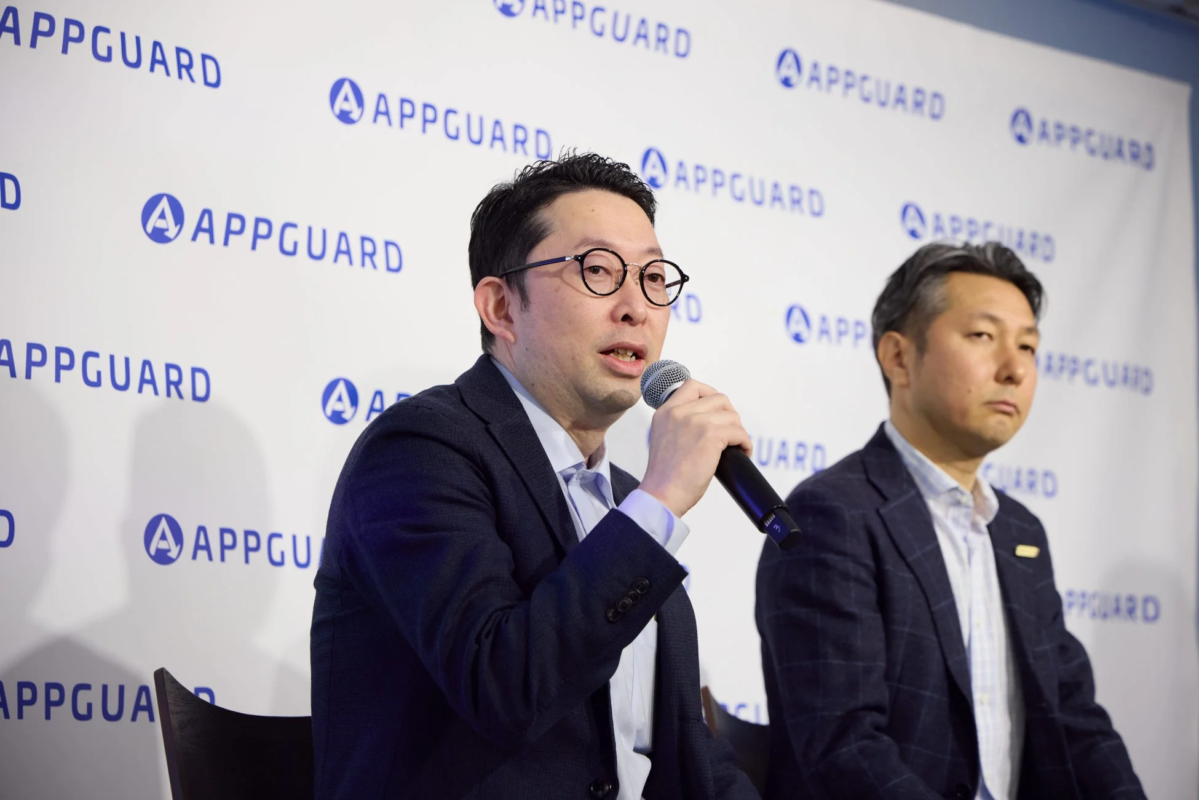 眼鏡の男性がスピーチしている様子