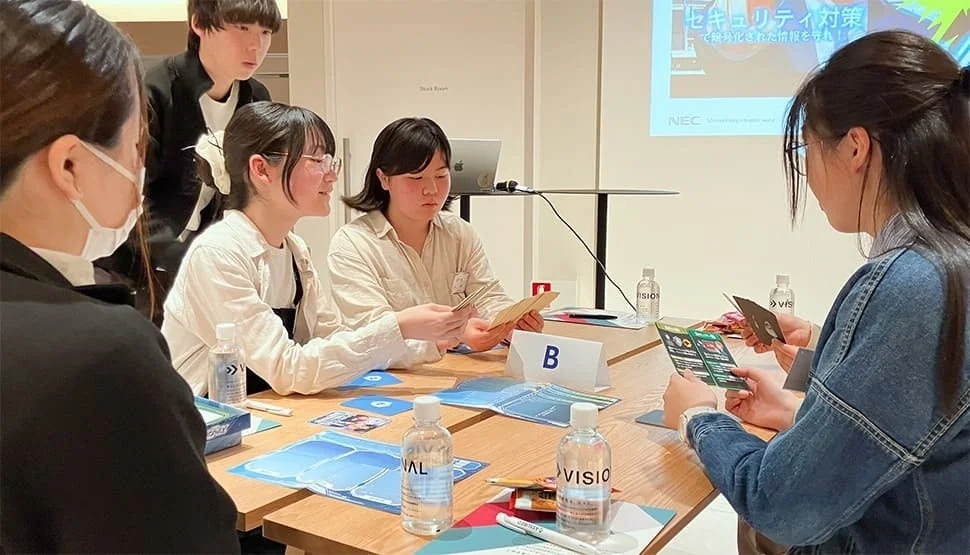 カードゲームでの仕事体験の様子