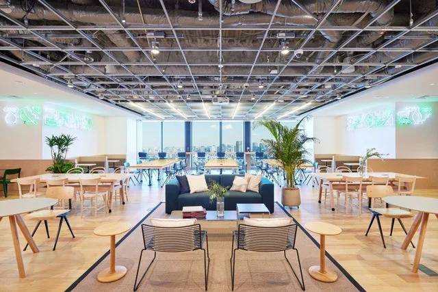 渋谷スクランブルスクエアのようなモダンなオフィス空間