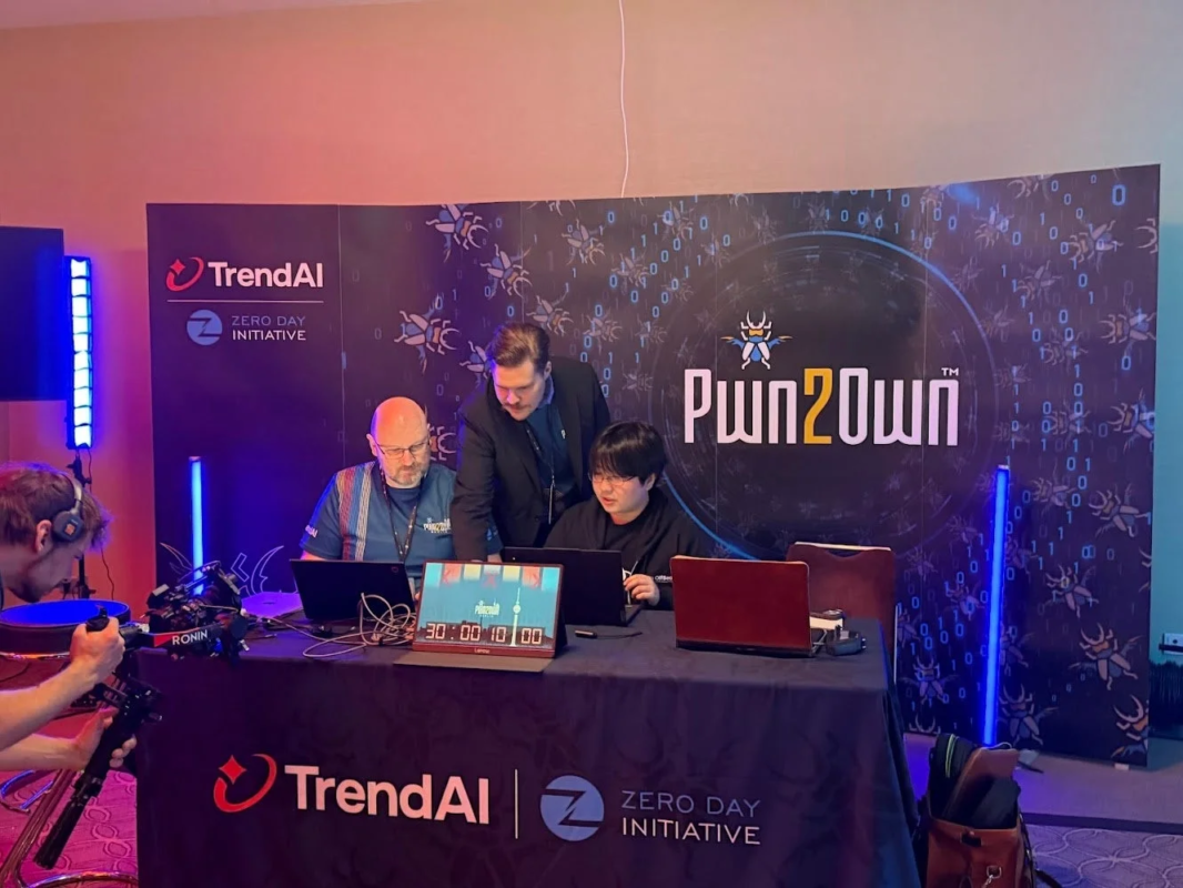 Pwn2Ownサイバーセキュリティコンテストの会場で、参加者たちがPCに向かい集中している様子