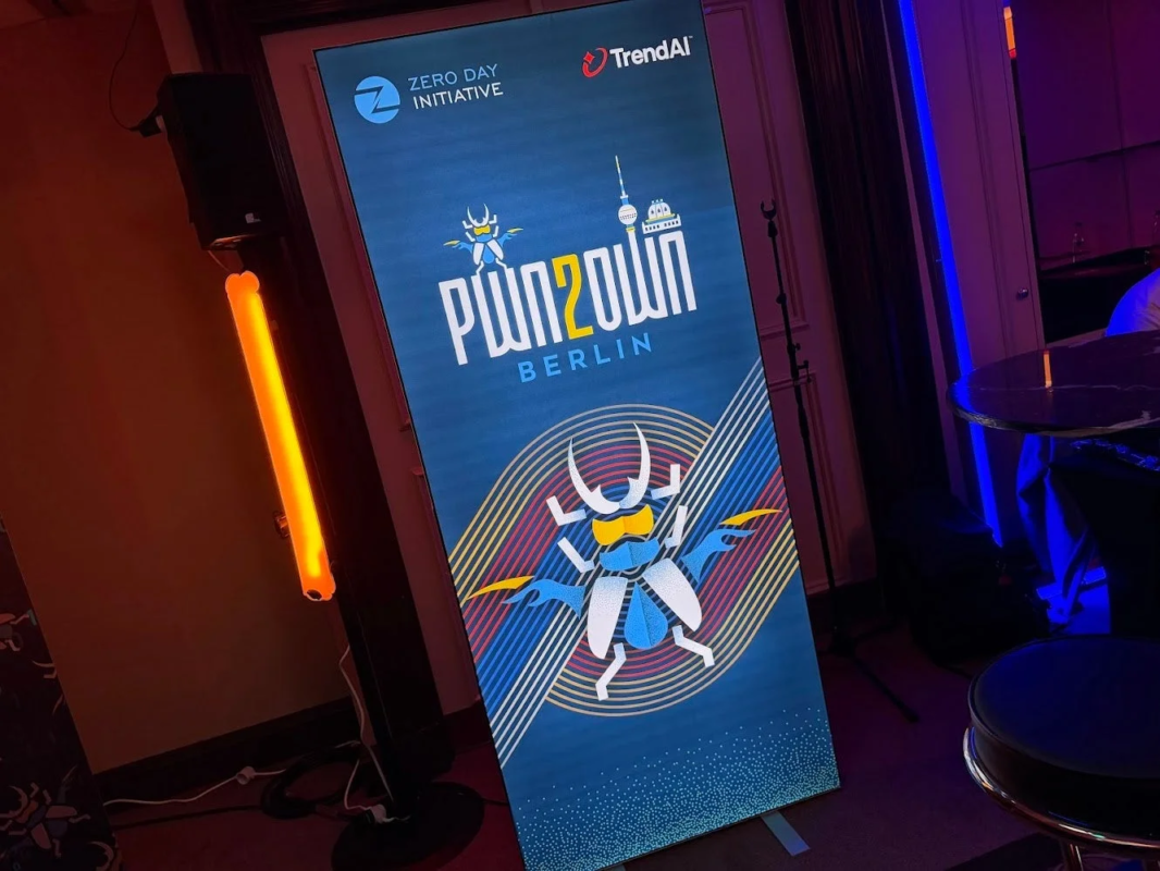 Pwn2Own Berlinのイベントを示す縦長のディスプレイ