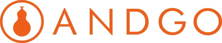 「ANDGO」という文字と、丸の中にひょうたんのような形が描かれたオレンジ色のロゴマークです。