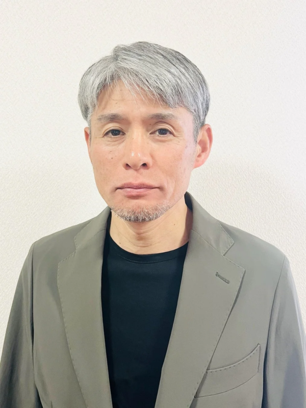 白髪と髭のある中年の男性のポートレート写真